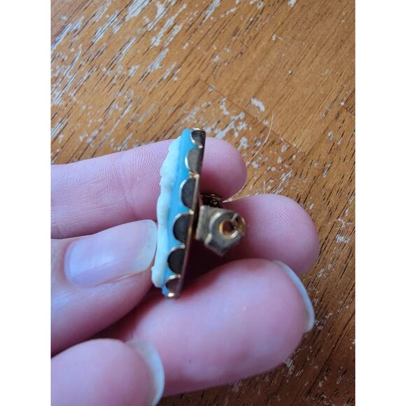 Vintage Carved Resin Blue Cameo Woman's Face Gold Tone Backing Brooch Pin 1 Inch - Picture 2 of 4